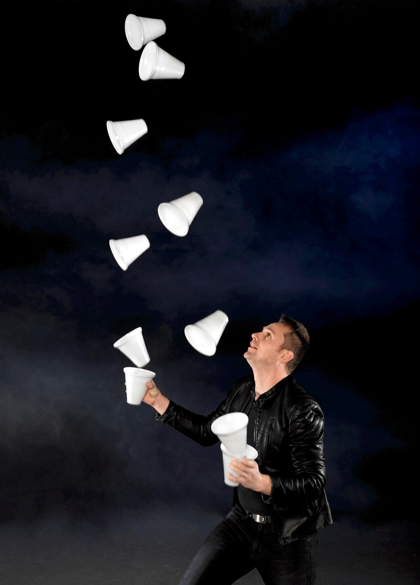 Niels Duinker performing shaker-cup juggling