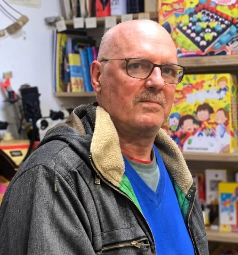 Max Oddball in the juggling shop